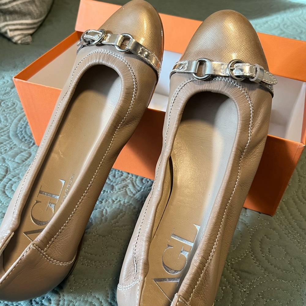 Attilio Giusti Leombruni Beige/Gold Flats (Size 11)